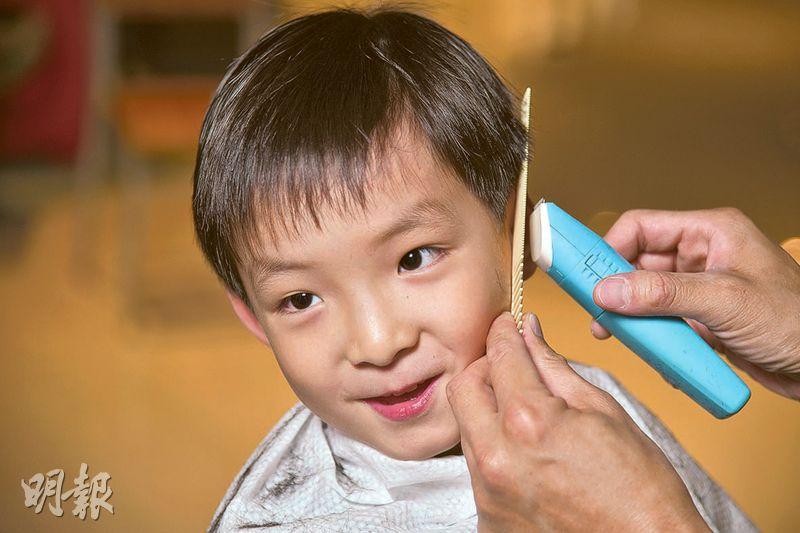 【小朋友剪頭髮】星級爸爸傳授實用貼士 在家為子女剪髮無煩惱