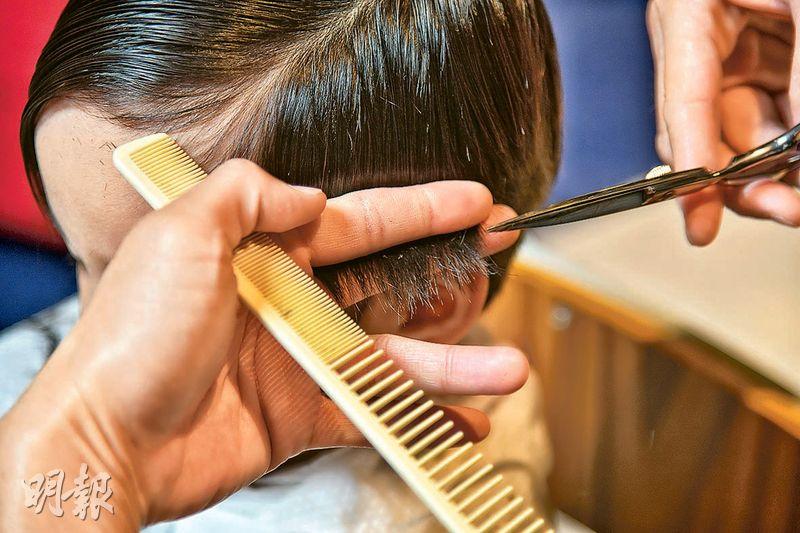 【小朋友剪頭髮】星級爸爸傳授實用貼士 在家為子女剪髮無煩惱