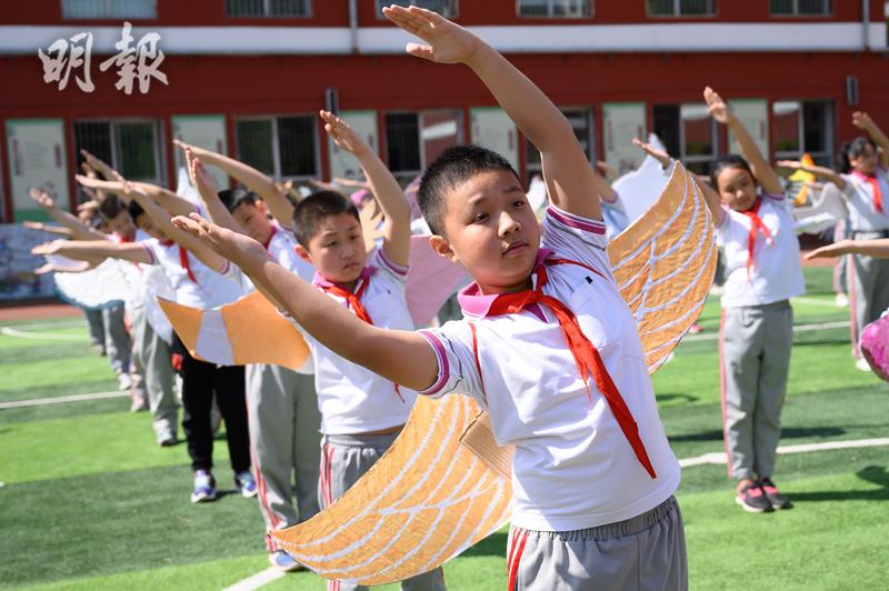 【復課安排】山西小學生寓防疫於創作　自製「一米翅膀」保持社交距離
