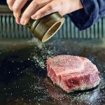 歎鐵板燒和牛龍蝦 賞拋剷技藝