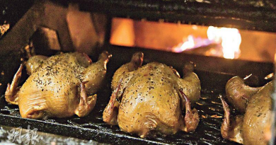 傳統柴火爐煙熏爐全天候運作 烤出香脆多汁美式煙熏肉