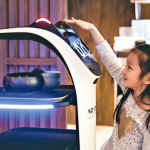 親子樂丨機械喵駐場 識送餐、唱生日歌娛賓 小豆丁興奮食韓烤