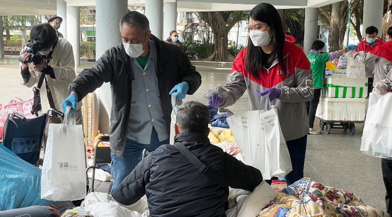張琛中醫師與深水埗明哥向通州街公園的露宿者派發中藥包抗疫。