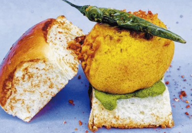 【地道印度街頭小食】孟買素食漢堡 厚炸薯波做夾心 配上酸辣醬及青辣椒 酥脆又醒胃