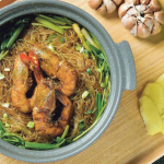 【家常菜食譜。沙茶粉絲蝦煲】「主角」粉絲吸盡湯汁   冶味又Q彈    煮食秘訣在於泡湯「筷」炒