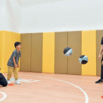 【籃球熱潮。培養恆常運動習慣】3歲都可打籃球！   自設小朋友專屬室內籃球場 培育未來MVP   互動遊戲學防守、運球和射籃