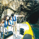 【秋高氣爽。觀賞「奇形怪石」】大小朋友出動！乘坐橡皮噴射船   游走香港南岸地質探秘