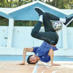 【新興運動。現代花式足球】沒年齡限制   練習3大注意：事前熱身伸展＋硬地宜鋪軟墊＋練習危險動作應有朋友或教練在場