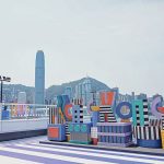 打卡新熱點｜色彩繽紛地名標誌HONG KONG＋迷宮藝術裝置   融入香港獨特城景
