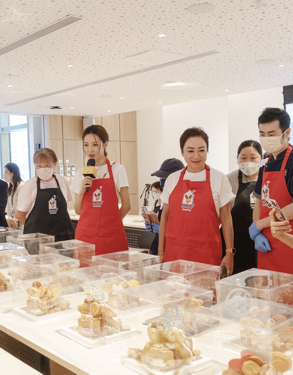 李佳芯、曲奇四重奏創辦人謝寧及拓展總監劉文達細心欣賞蝴蝶酥,並從中選出優勝作品。