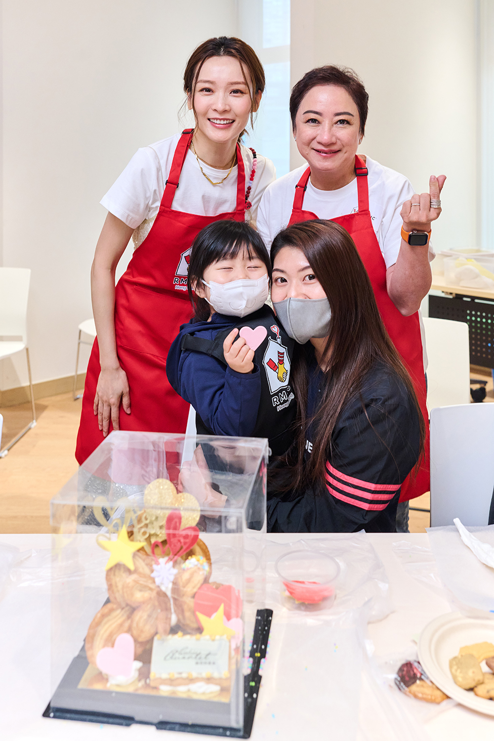 李佳芯、曲奇四重奏創辦人謝寧與病童家庭留影,每個參加活動的家庭均可製作獨一無二的蝴蝶酥。