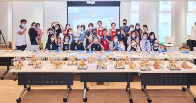 香港麥當勞叔叔之家與曲奇四重奏合辦母親節活動—「童心蝶舞．愛焙同行」蝴蝶酥製作班，邀得人氣演員李佳芯與病童家庭一起製作蝴蝶酥。