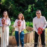 ▲香港興業國際品牌及市務推廣總經理何志如（中）、愉景灣營運及服務總經理杜式文（右）及蜜語Beetales創辦人江佩樺（左）一同為DBee Oasis城市綠洲揭幕。