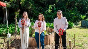 ▲香港興業國際品牌及市務推廣總經理何志如(中)、愉景灣營運及服務總經理杜式文(右)及蜜語Beetales創辦人江佩樺(左)一同為DBee Oasis城市綠洲揭幕。