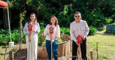 ▲香港興業國際品牌及市務推廣總經理何志如（中）、愉景灣營運及服務總經理杜式文（右）及蜜語Beetales創辦人江佩樺（左）一同為DBee Oasis城市綠洲揭幕。