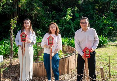 ▲香港興業國際品牌及市務推廣總經理何志如（中）、愉景灣營運及服務總經理杜式文（右）及蜜語Beetales創辦人江佩樺（左）一同為DBee Oasis城市綠洲揭幕。