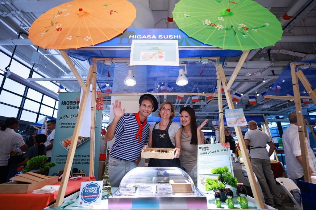 A group of people standing in front of a food stand
AI-generated content may be incorrect.