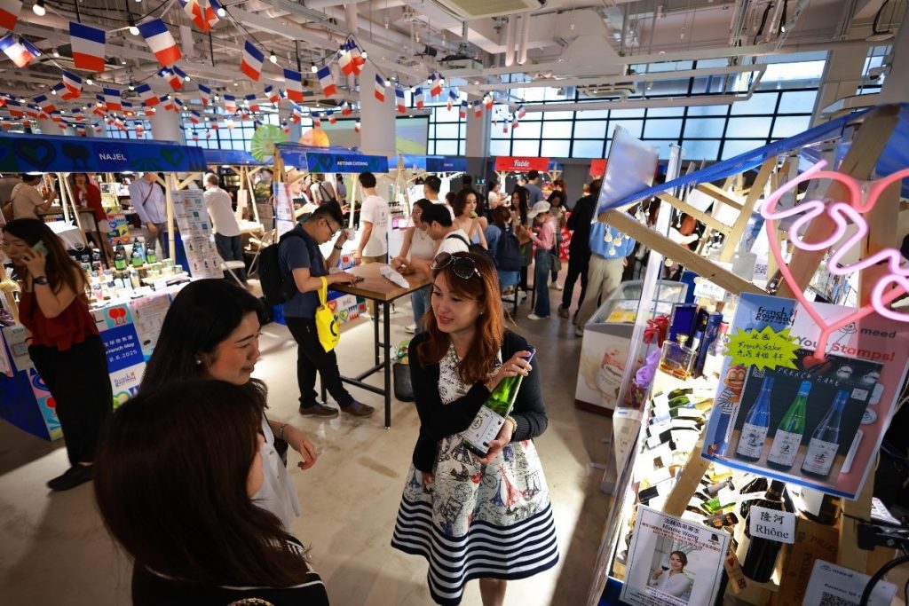 A group of people in a room with a store
AI-generated content may be incorrect.