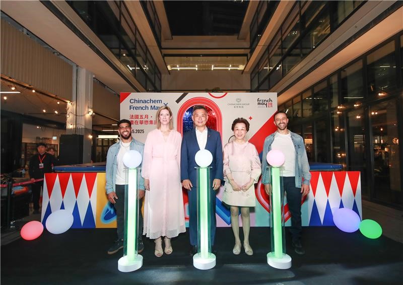 A group of people standing in front of a sign
AI-generated content may be incorrect.