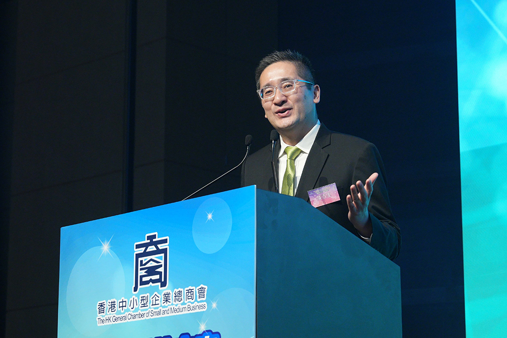 香港中小型企業總商會二十九周年晚宴及第十六屆理事會就職典禮暨2025「最佳中小企業獎」、「中小企業最佳拍檔獎」、「ESG領先企業獎」及「鵬程中小企青年創意創業獎」頒獎典禮已於6月19日假香港會議展覽中心舊翼會議廳舉行,大會邀請了商務及經濟發展局副局長陳百里博士, JP擔任主禮嘉賓。