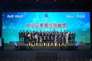 今屆「中小企奬」頒獎典禮一共有54間企業和機構獲頒發獎項,包括有11位得獎者獲「最佳中小企業獎」、5位獲「中小企業最佳拍檔至尊獎」、14位獲「中小企業最佳拍檔至尊獎」、11位獲「中小企業最佳拍檔獎」、6位獲「ESG領先企業獎」和7位獲「鵬程中小企青年創意創業獎」。今年更有一間初創企業別具創意,具發展潛力,獲評審們的肯定,故獲頒發「鵬程中小企青年創意創業大奬」,額外獲獎金港幣$20,000元正。