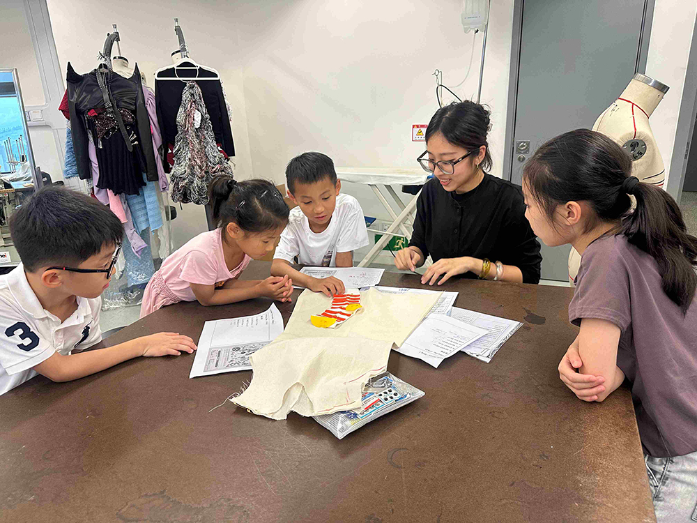 林美心帶領入圍小學生一同製作手作環保服裝