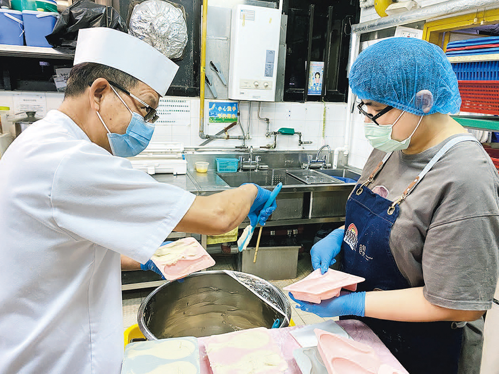 學員參加進階訓練協助製作軟餐及包裝