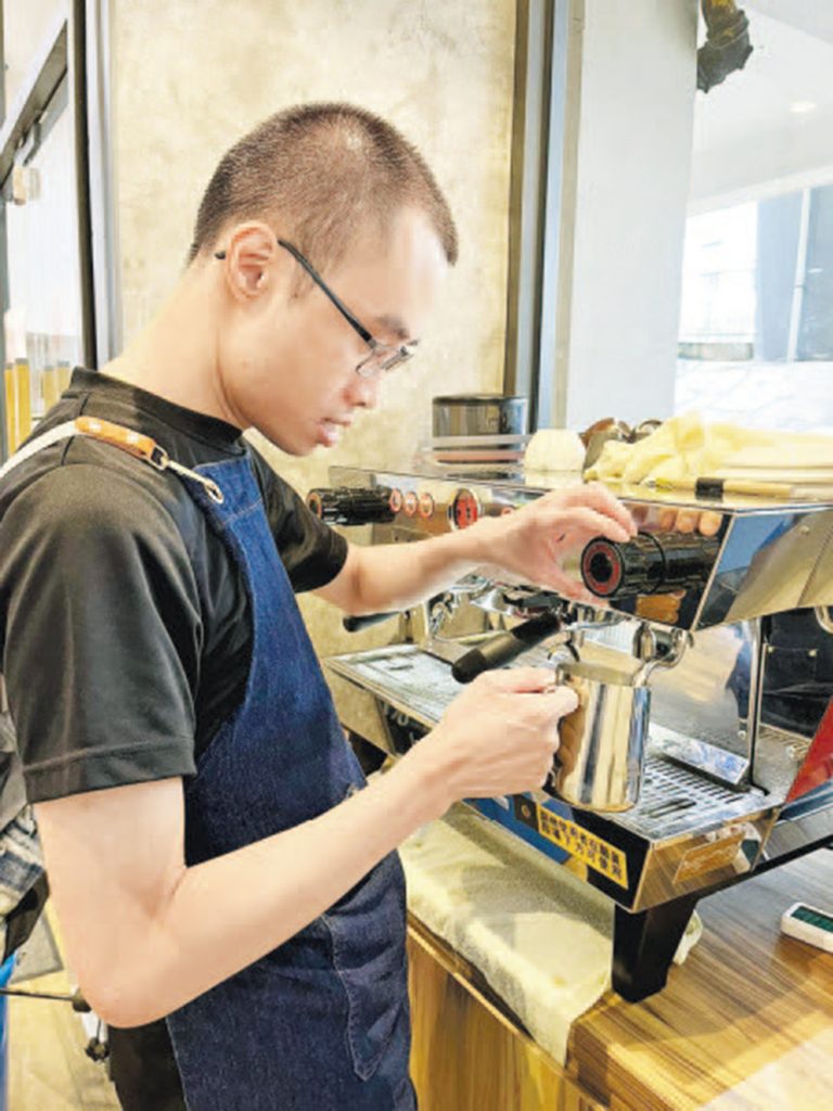 學員在咖啡店訓練及實習