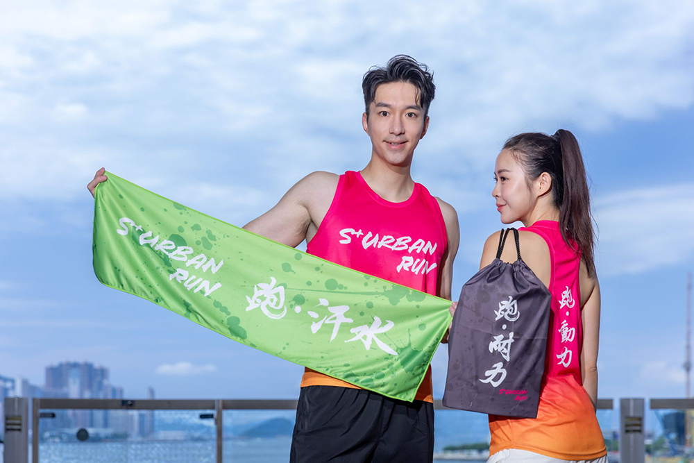 所有參加者均可獲得跑手包一份，內附活動T恤／背心、冷感毛巾、運動護腕及束繩袋。