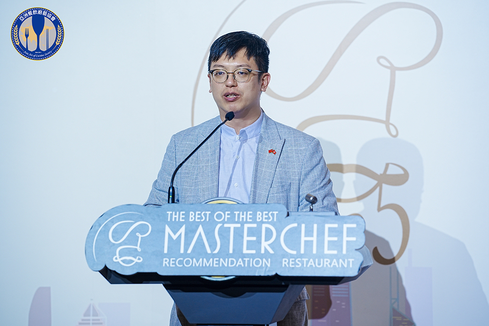 勞工及福利局副局長何啟明