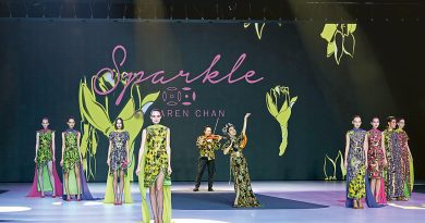 模特兒在舞蹈、歌唱、小提琴、粵劇及口琴表演襯托下，展現中西合璧、融合香港文化元素的不同系列新派摩登華服，為在場人士呈現不一樣的時尚盛宴。