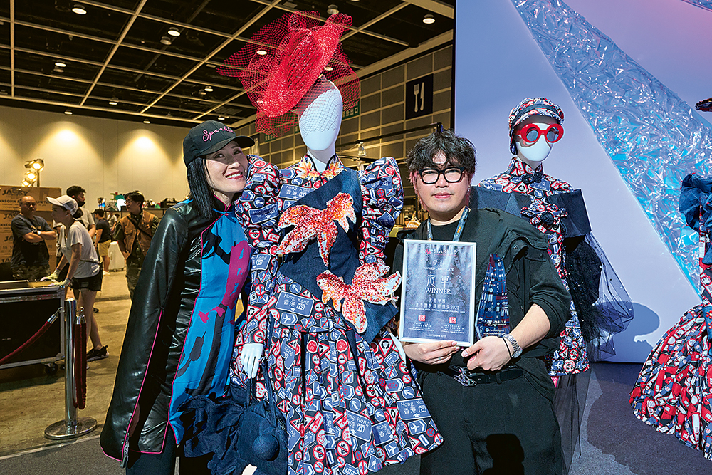 閃亮慈善基金會及未來華服比賽NICS創辦人陳嘉賢教授, JP與冠軍得主謝浩言及其「金魚華服」合照留影。