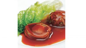 顧客到阿一海景飯店必食膠質豐富的鮑魚