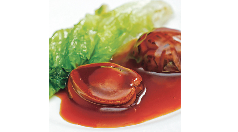 顧客到阿一海景飯店必食膠質豐富的鮑魚