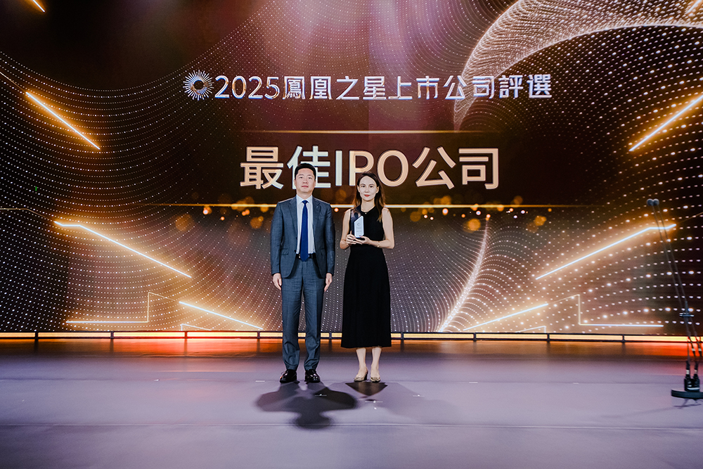 Brand Finance中國區總裁陳憶登（左）為獲獎企業頒獎