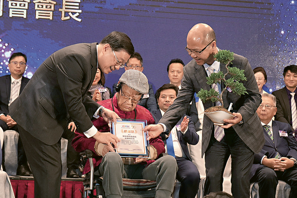 教聯會向創會會長吳康民致送感謝狀