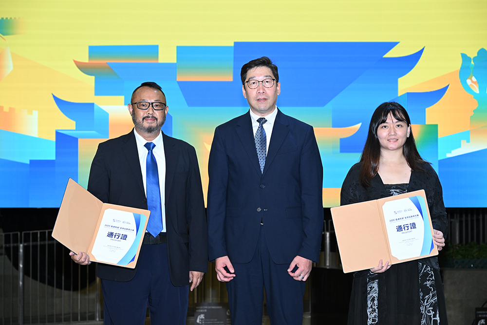 香港特別行政區政府副數位政策專員張宜偉為晉級選手頒發決賽通行證