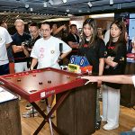 裕華國貨第五屆「全港康樂棋擂台爭霸戰」共吸引329名棋手參與，氛圍熱烈，不時響起陣陣掌聲與鼓勵聲。