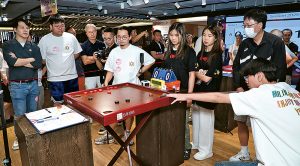 裕華國貨第五屆「全港康樂棋擂台爭霸戰」共吸引329名棋手參與,氛圍熱烈,不時響起陣陣掌聲與鼓勵聲。