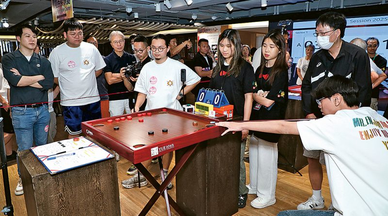 裕華國貨第五屆「全港康樂棋擂台爭霸戰」共吸引329名棋手參與，氛圍熱烈，不時響起陣陣掌聲與鼓勵聲。