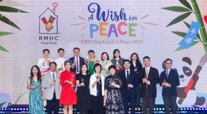 香港麥當勞叔叔之家慈善基金董事會成員與慈善晚宴籌款委員會成員共同舉杯,向滿座嘉賓致以誠摯謝意。