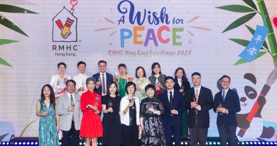 香港麥當勞叔叔之家慈善基金董事會成員與慈善晚宴籌款委員會成員共同舉杯,向滿座嘉賓致以誠摯謝意。
