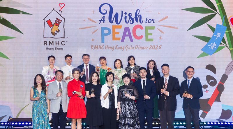 香港麥當勞叔叔之家慈善基金董事會成員與慈善晚宴籌款委員會成員共同舉杯，向滿座嘉賓致以誠摯謝意。