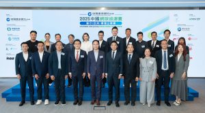 香港特別行政區政府文化體育及旅遊局體育專員蔡健斌,JP(中)、中央人民政府駐香港特別行政區聯絡辦公室宣傳文體部體育處處長朱劍平(右二)、德天集團主席霍啟山,JP(右三)、中國香港網球總會會長鄭明哲(左二)、建行(亞洲)副行長楊雲超(左三)、建行(亞洲)副行長陳麗明(右一)、北京中網巡體育管理股份有限公司董事長魏勝凡(左一)全力支持2025中國網球巡迴賽建行(亞洲)香港公開賽。