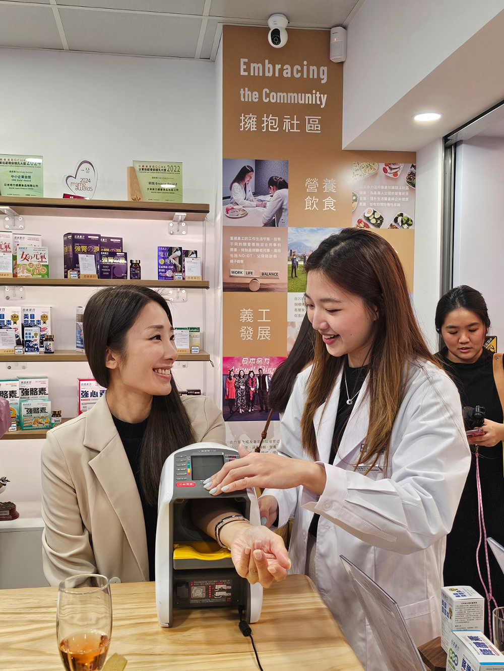 店內設有專業營養師團隊提供免費檢測服務,如骨質密度檢測等,市民可隨時進店了解自身的健康指數。