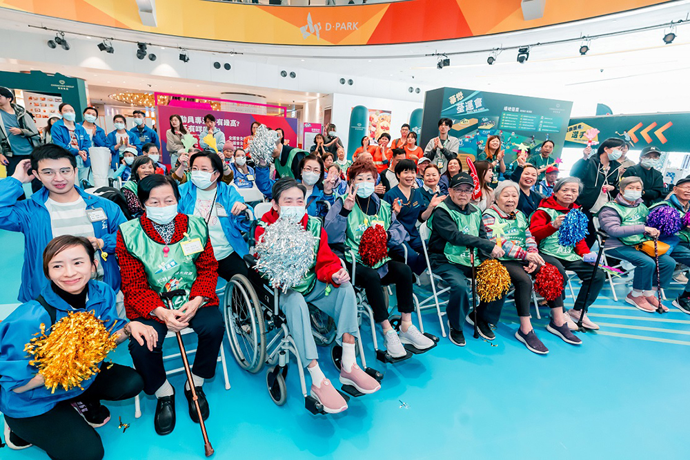 長者在場上全情投入，氣氛熱烈，歡呼聲與笑聲此起彼落