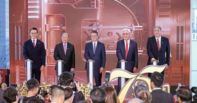 上海商業銀行啟動75周年活動，由財政司司長陳茂波（中）、上海商業銀行董事長李慶言（左二）、上海商業儲蓄銀行董事榮智權（右二）、上海商業銀行非執行董事榮康信（右一）及行政總裁林永德（左一）共同主禮。