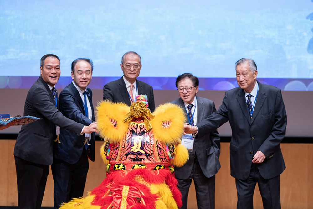 第五屆「亞洲-大洋洲粒子治療合作組年會」（PTCOG-AO年會）於2025年11月8日舉行開幕典禮，由香港特別行政區政府醫務衞生局局長盧寵茂教授（中）、李樹芬醫學基金會主席、養和醫療集團行政總裁、養和醫院院長李維達醫生（右二）、李樹芬醫學基金會理事、養和醫療集團營運總監及養和醫院董事李維文先生（右一）、亞洲-大洋洲粒子治療合作組織（PTCOG-AO）執行委員會主席、日本群馬大學重離子醫療中心主任兼放射腫瘤學系主任大野達也教授（左二）及第五屆「亞洲-大洋洲粒子治療合作組年會」籌委會主席、養和醫療集團業務拓展及國際聯繫（質子治療）主管鄧世剛博士（左一）主禮。