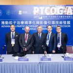 是次PTCOG-AO年會就推進歐美及亞太區各地在粒子治療技術的交流方面，發揮積極關鍵作用，共同推動放射治療及癌症治療領域的創新突破。 左起：第五屆「亞洲-大洋洲粒子治療合作組年會」籌委會主席、養和醫療集團業務拓展及國際聯繫（質子治療）主管鄧世剛博士、國際粒子治療合作組（PTCOG）主席、德國GSI亥姆霍茲重離子研究中心生物物理學部主任Marco Durante教授、李樹芬醫學基金會理事、養和醫療集團營運總監及養和醫院董事李維文先生、亞洲-大洋洲粒子治療合作組織（PTCOG-AO）執行委員會主席、日本群馬大學重離子醫療中心主任兼放射腫瘤學系主任大野達也教授、第五屆「亞洲-大洋洲粒子治療合作組年會」籌委會科學小組（物理學）組長、養和醫療集團醫學物理部主管余兆基博士 3.