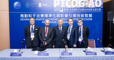是次PTCOG-AO年會就推進歐美及亞太區各地在粒子治療技術的交流方面，發揮積極關鍵作用，共同推動放射治療及癌症治療領域的創新突破。 左起：第五屆「亞洲-大洋洲粒子治療合作組年會」籌委會主席、養和醫療集團業務拓展及國際聯繫（質子治療）主管鄧世剛博士、國際粒子治療合作組（PTCOG）主席、德國GSI亥姆霍茲重離子研究中心生物物理學部主任Marco Durante教授、李樹芬醫學基金會理事、養和醫療集團營運總監及養和醫院董事李維文先生、亞洲-大洋洲粒子治療合作組織（PTCOG-AO）執行委員會主席、日本群馬大學重離子醫療中心主任兼放射腫瘤學系主任大野達也教授、第五屆「亞洲-大洋洲粒子治療合作組年會」籌委會科學小組（物理學）組長、養和醫療集團醫學物理部主管余兆基博士 3.